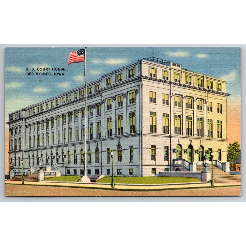 US Court House DesMoines Iowa vintage postcard American Flag #886